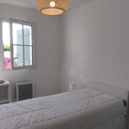 Spacieux 80m² A St Pierre D'oleron, 2 Chambres, Terrasse, Parking, Centre-ville - Fr-1-778-28 *