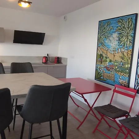 Spacieux 80m² A St Pierre D'oleron, 2 Chambres, Terrasse, Parking, Centre-ville - Fr-1-778-28 *
